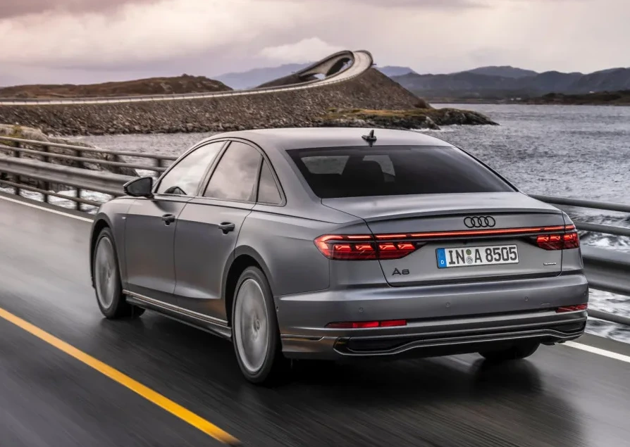 Sivi Audi A8 vozi se po slikovitom mostu