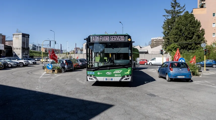 Zeleni gradski autobus marke ATM, model 5013, stoji parkiran sa natpisom "ATM FUORI SERVIZIO" (ATM van saobraćaja) na prednjem displeju.