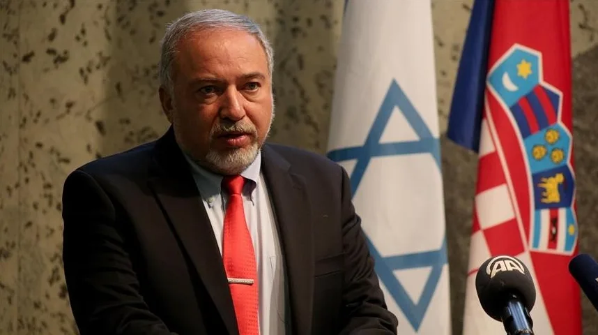 Političar Avigdor Lieberman govori iza zastava Izraela i Hrvatske.