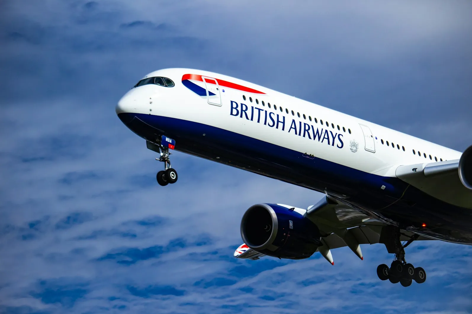 Avion British Airways sa izvučenim stajnim trapom, spreman za slijetanje.