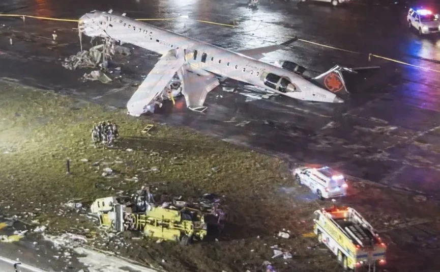 Ostataci aviona Air Canada na aerodromu, sa vozilima hitne pomoći i policijskim kolima na licu mjesta.