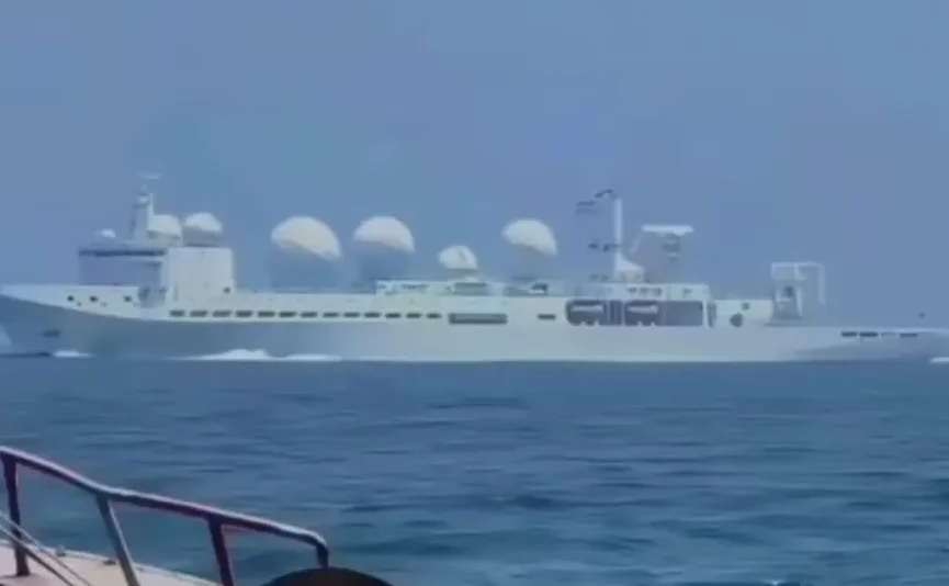 Bijeli brod sa kupolastim strukturama na palubi kako plovi po moru.