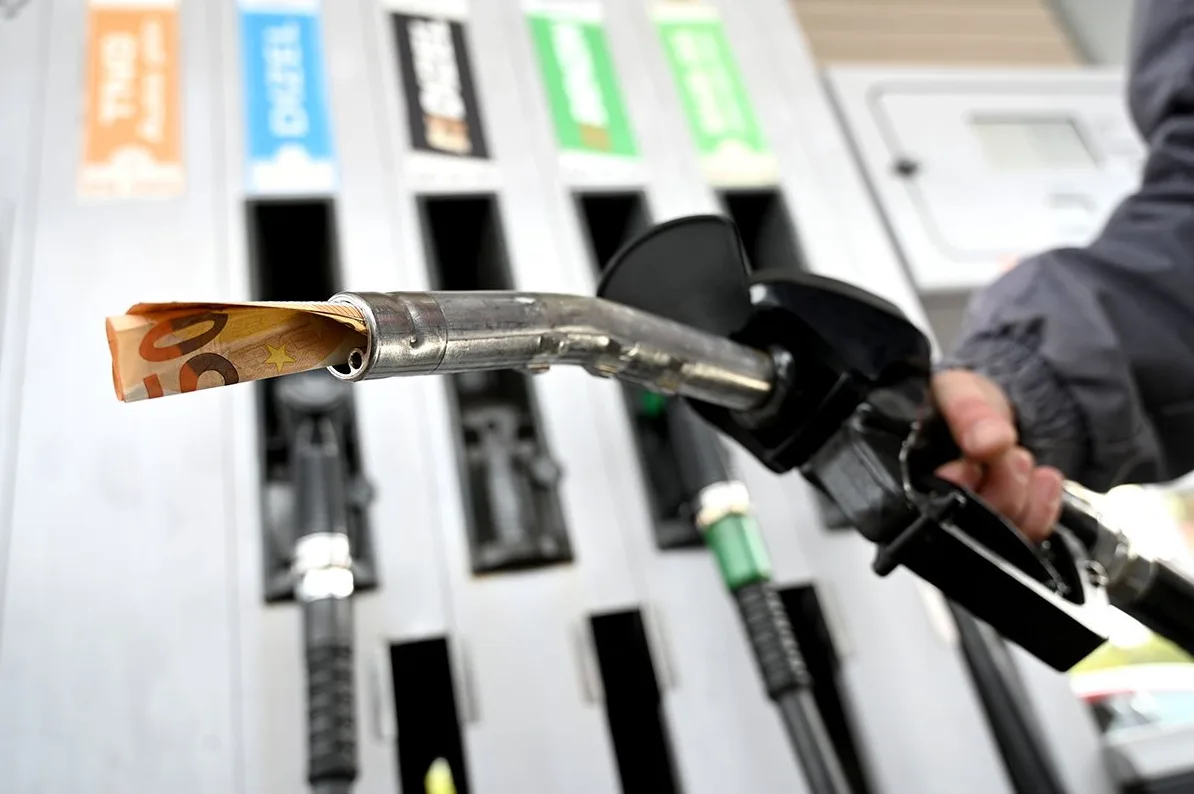 Pištolj za točenje goriva sa novčanicom od 50 eura umetnutom u otvor za gorivo.