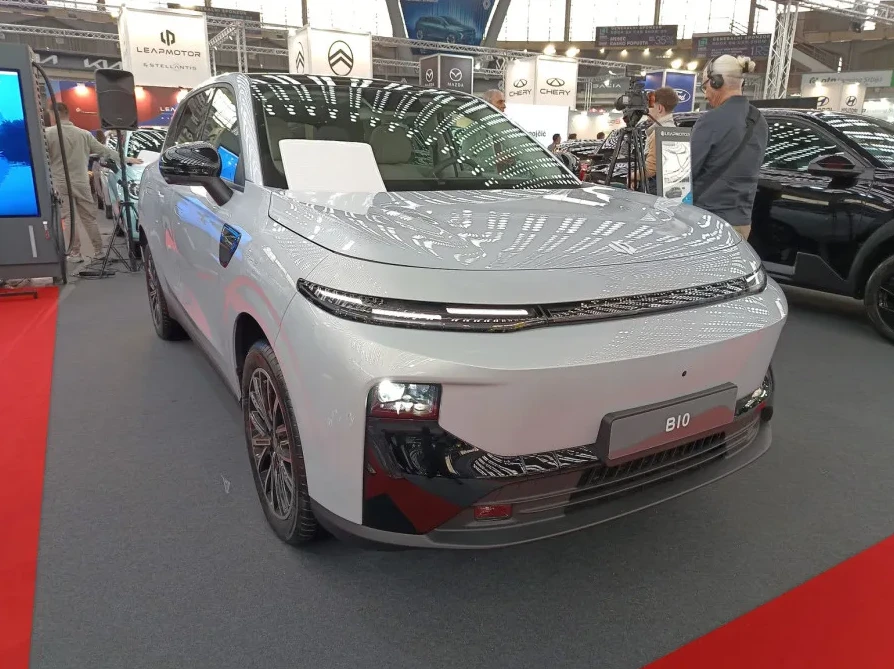 Bijela električna limuzina marke B10 izložena na sajmu automobila.