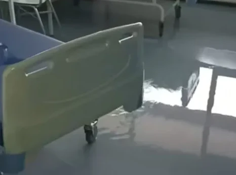 Bolnički krevet sa podignutim naslonom za glavu i točkićima, spreman za pacijenta.