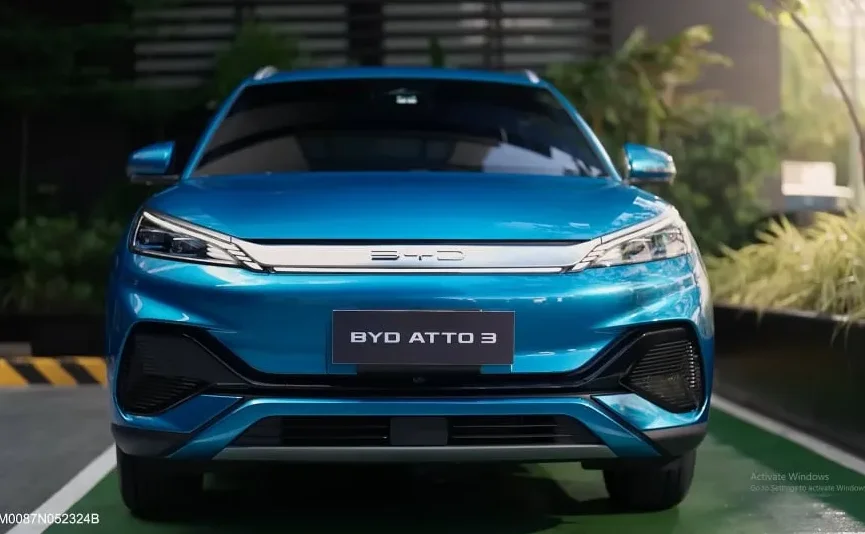 Prednji dio plavog BYD ATTO 3 električnog automobila