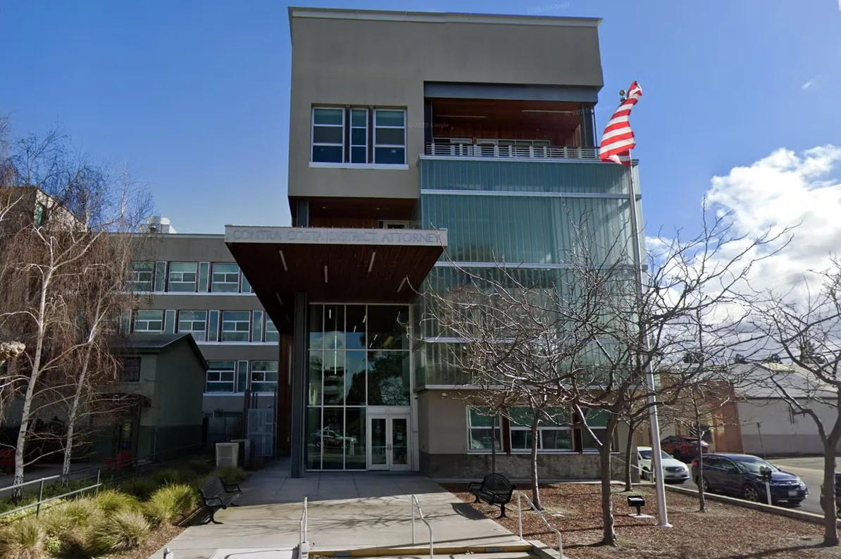 Zgrada ureda okružnog tužitelja Contra Costa sa zastavom