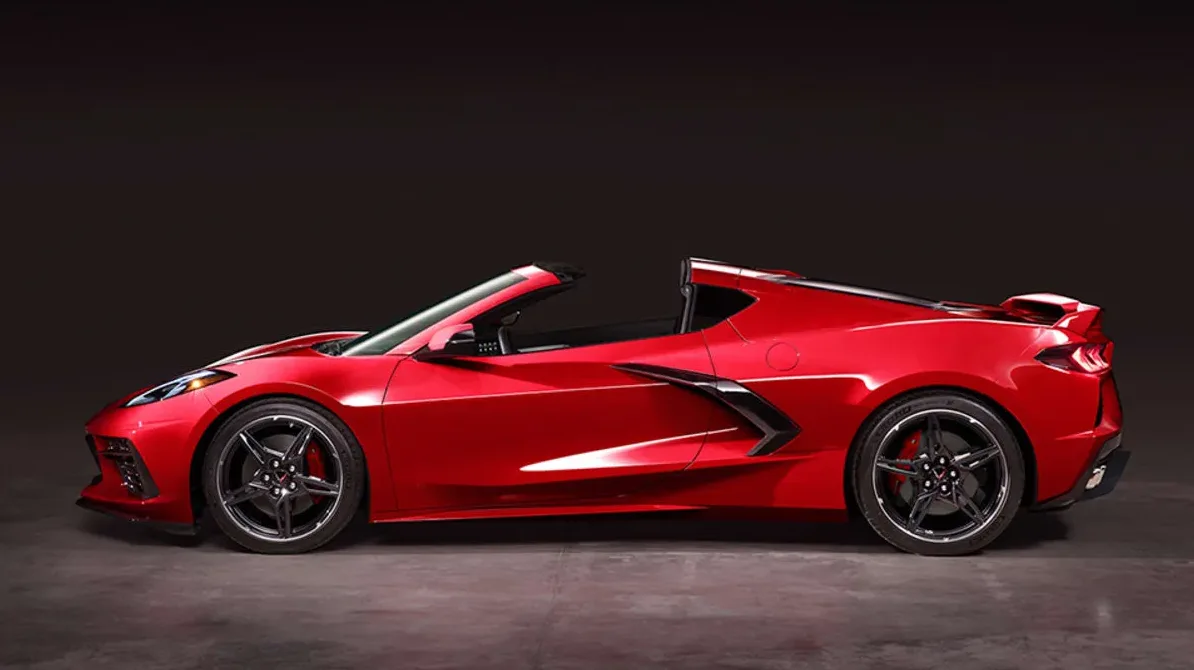 Crveni Chevrolet Corvette C8 kabriolet u profilu