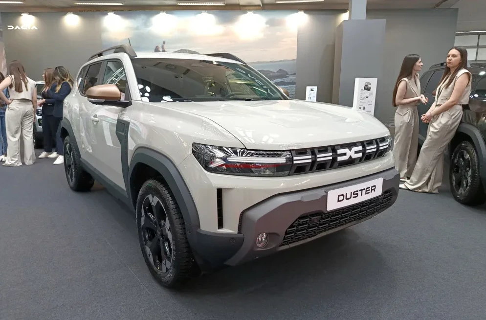 Novi Dacia Duster u bež boji na izložbi automobila.