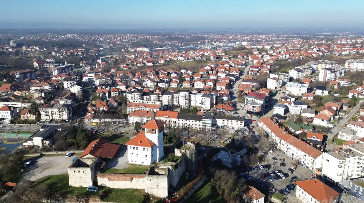 Dron snimak grada Dervente sa pogledom na poznatu Derventsku tvrđavu i okolne stambene objekte.