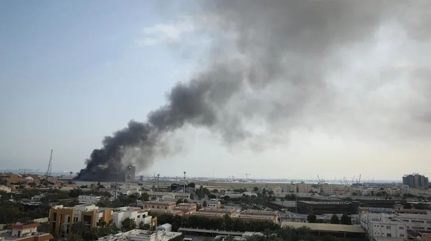 Crni dim suklja iznad industrijske zone