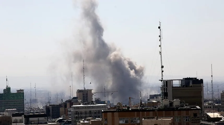 Gusti crni dim koji se uzdiže iznad gradske panorame, naznačujući požar ili eksploziju.