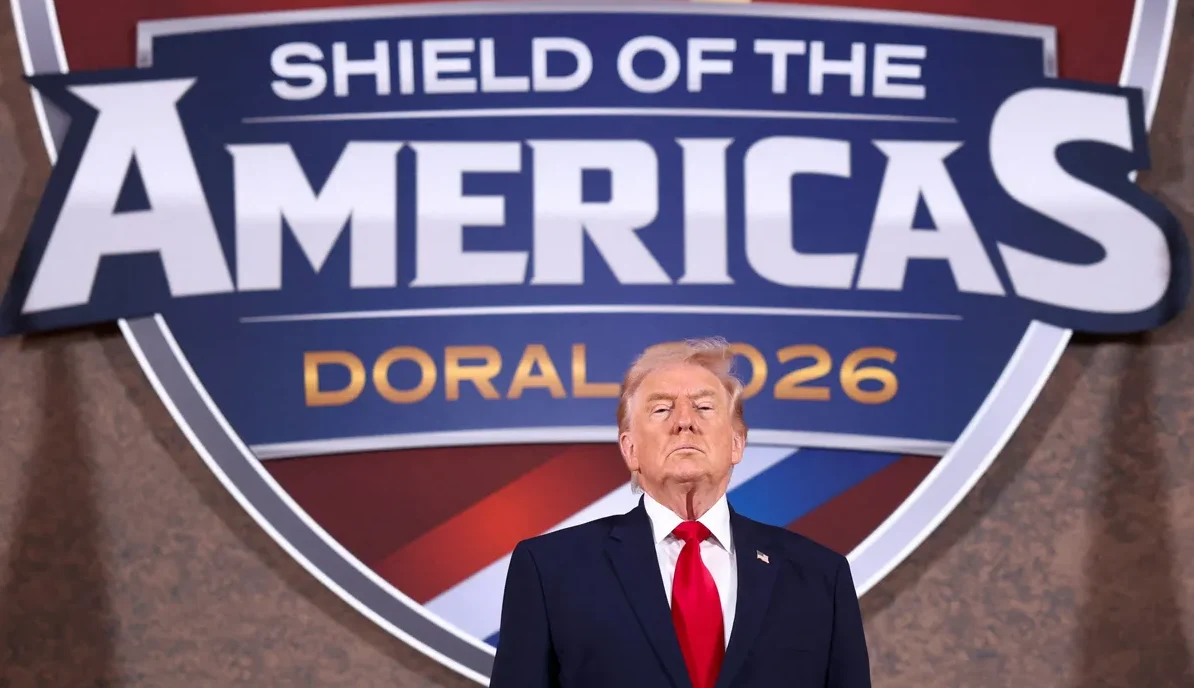 Donald Trump na pozadini sa natpisom 'Shield of the Americas Doral 2026'