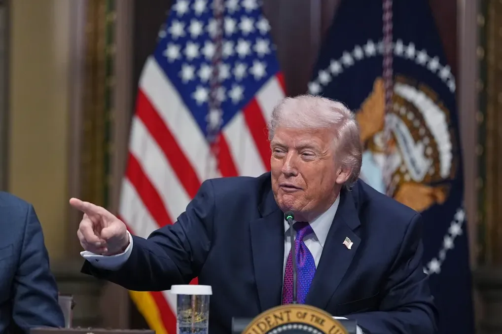 Donald Trump govori i pokazuje prstom