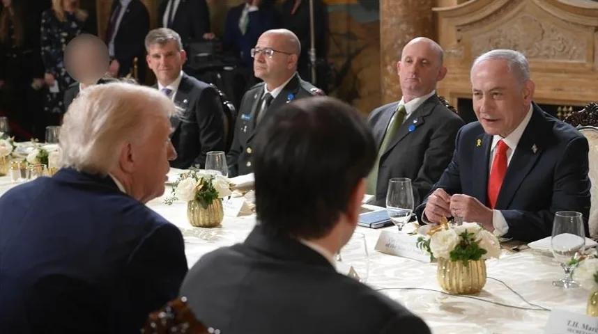 Donald Trump i Benjamin Netanyahu sjede za stolom tokom sastanka.