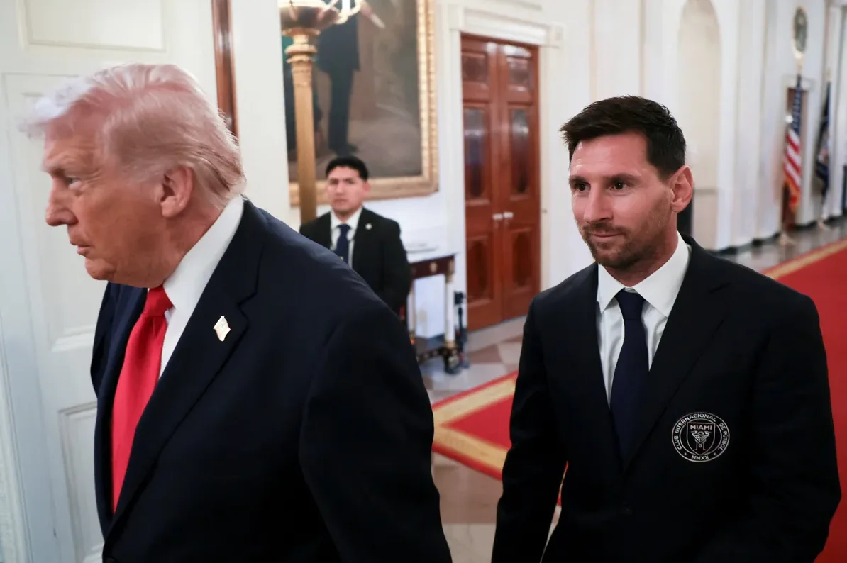 Donald Trump i Lionel Messi hodaju hodnikom Bijele kuće