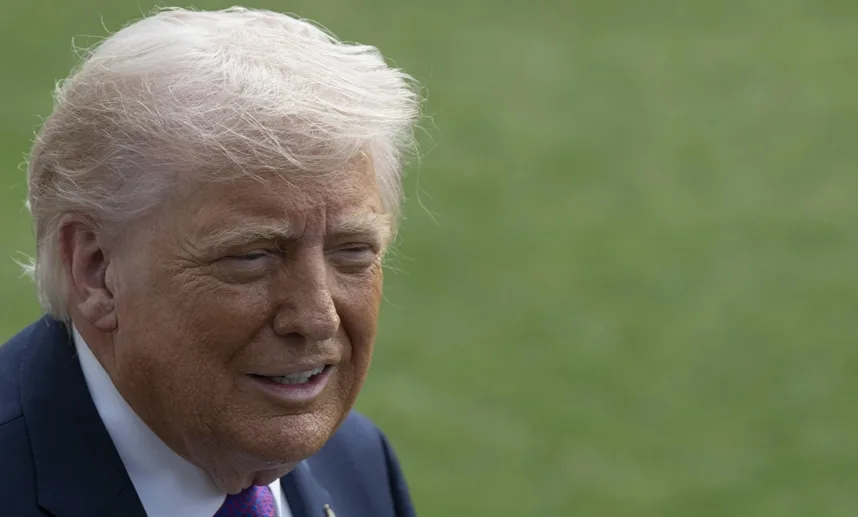 Portret Donalda Trampa u odijelu sa plavom kravatom, s fokusom na njegovom licu i bijeloj kosi.