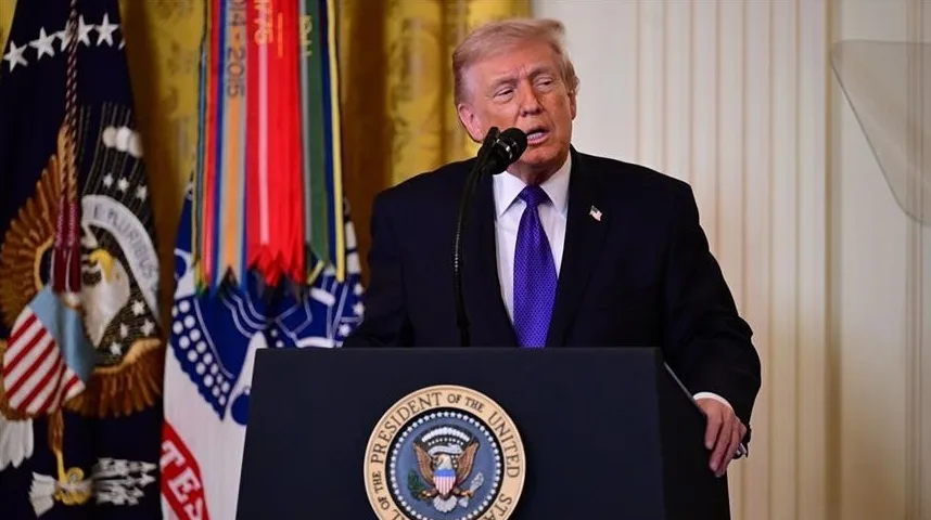 Donald Trump govori za govornicom sa grbom SAD-a