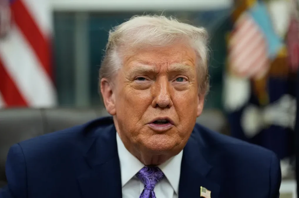 Donald Trump u tamnoplavom odijelu sa ljubičastom kravatom