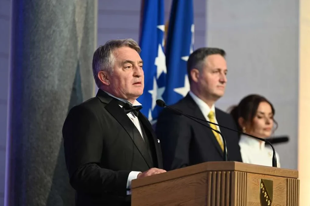 Lider države u svečanom odijelu govori za govornicom, sa zastavama Bosne i Hercegovine u pozadini.