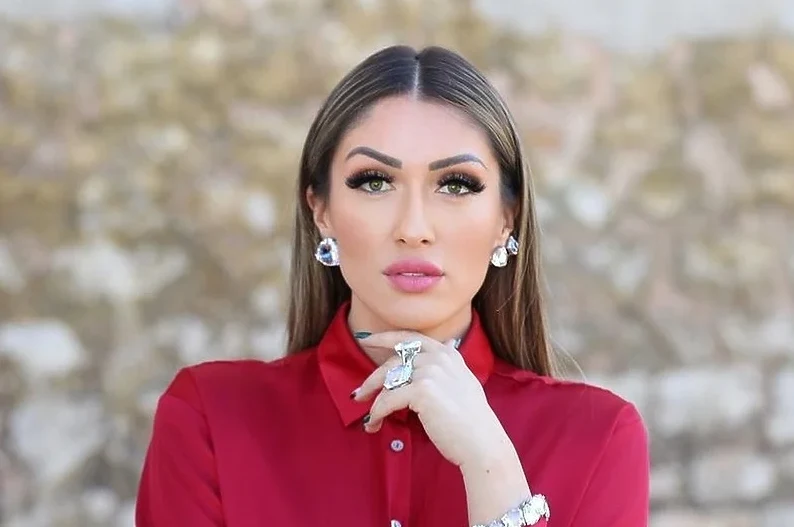 Elegantna žena sa savršenom šminkom, velikim naušnicama i prstenom