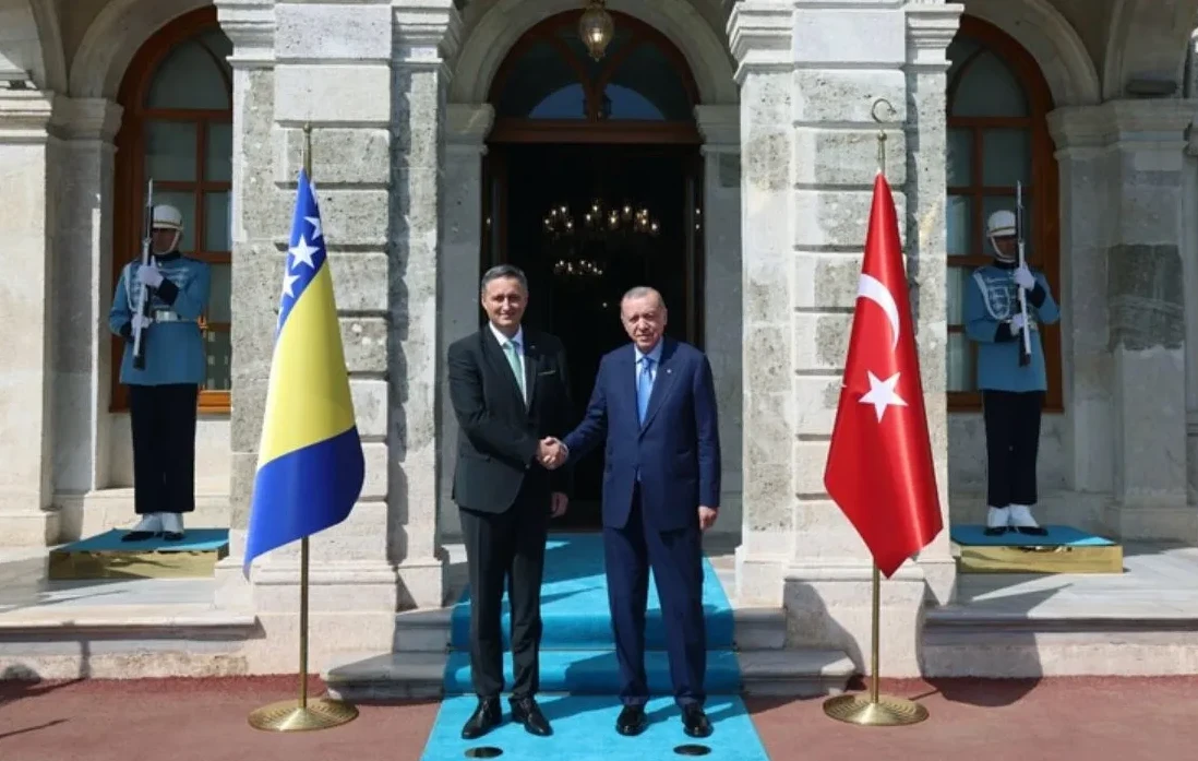 Recep Tayyip Erdoğan i Milorad Dodik se rukuju ispred zgrade sa zastavama Turske i Bosne i Hercegovine