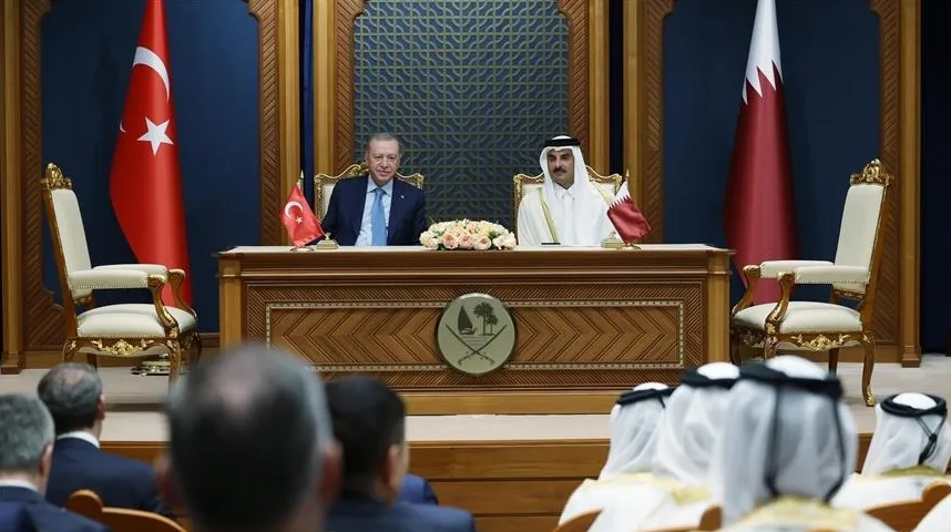 Predsjednik Turske Recep Tayyip Erdoğan sjedi pored Emira Katara Hamada bin Kalife Al Thanija na sastanku u Ankari.