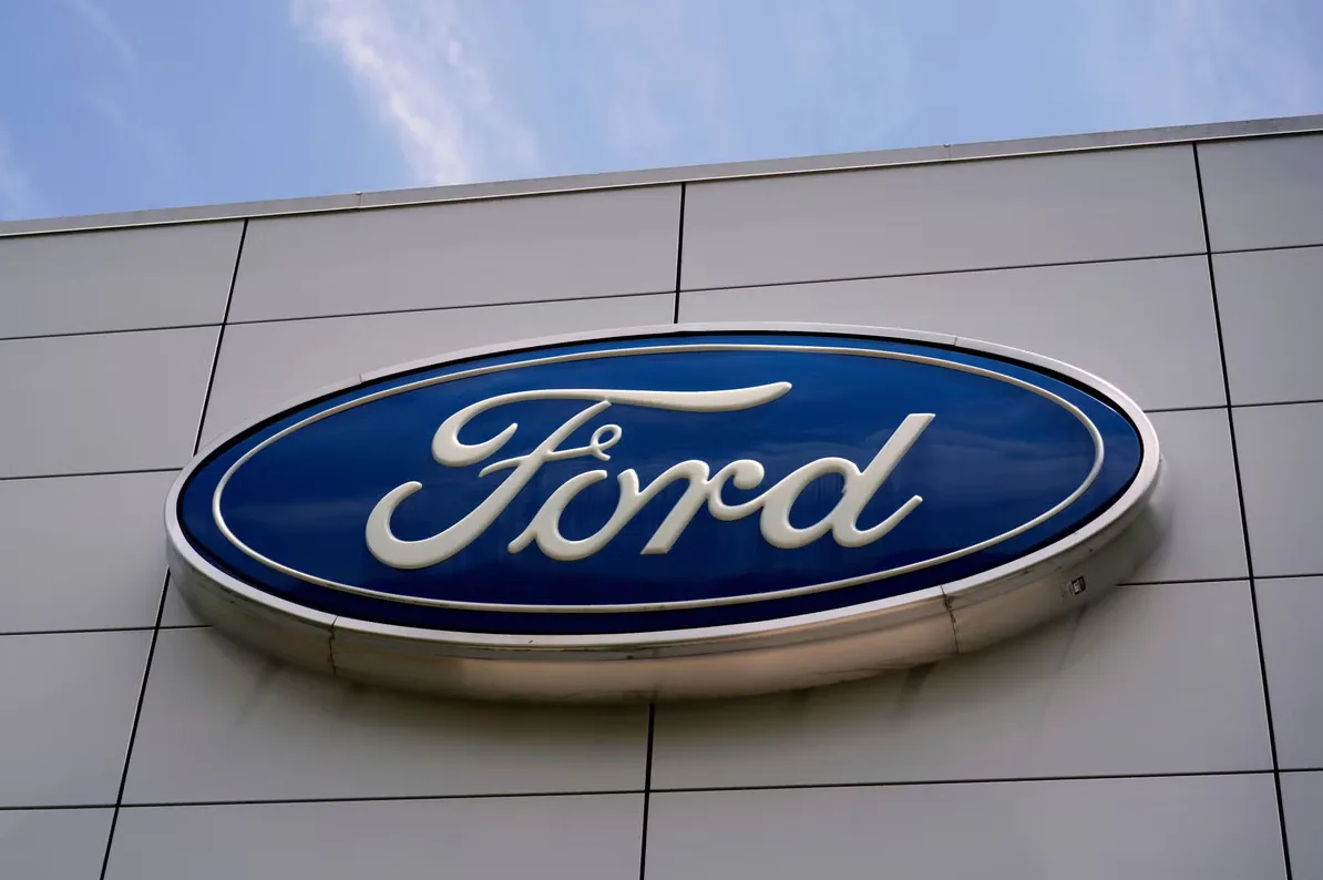 Ford logo na moderno izgrađenoj zgradi