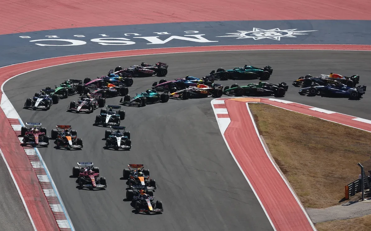 Više Formula 1 bolida se takmiči na trkačkoj stazi.