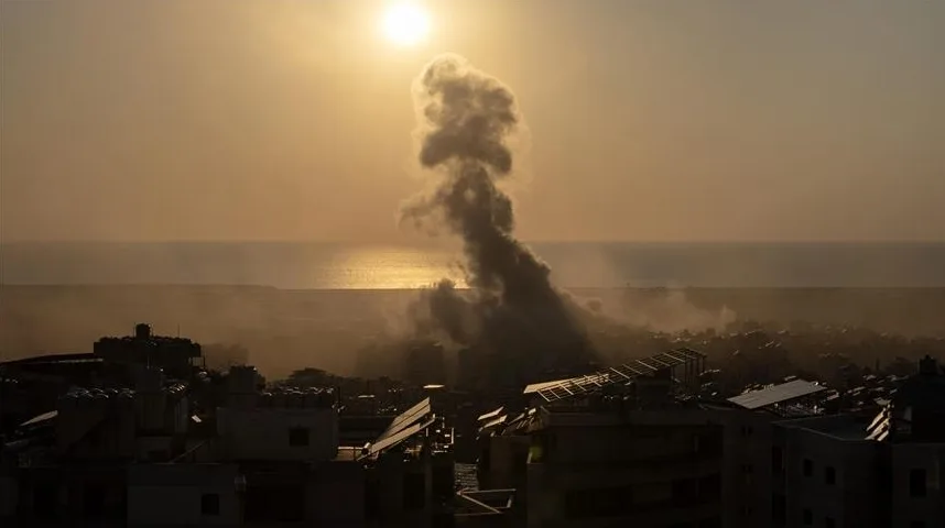 Dimne eksplozije iznad urbanog područja pri zalasku sunca