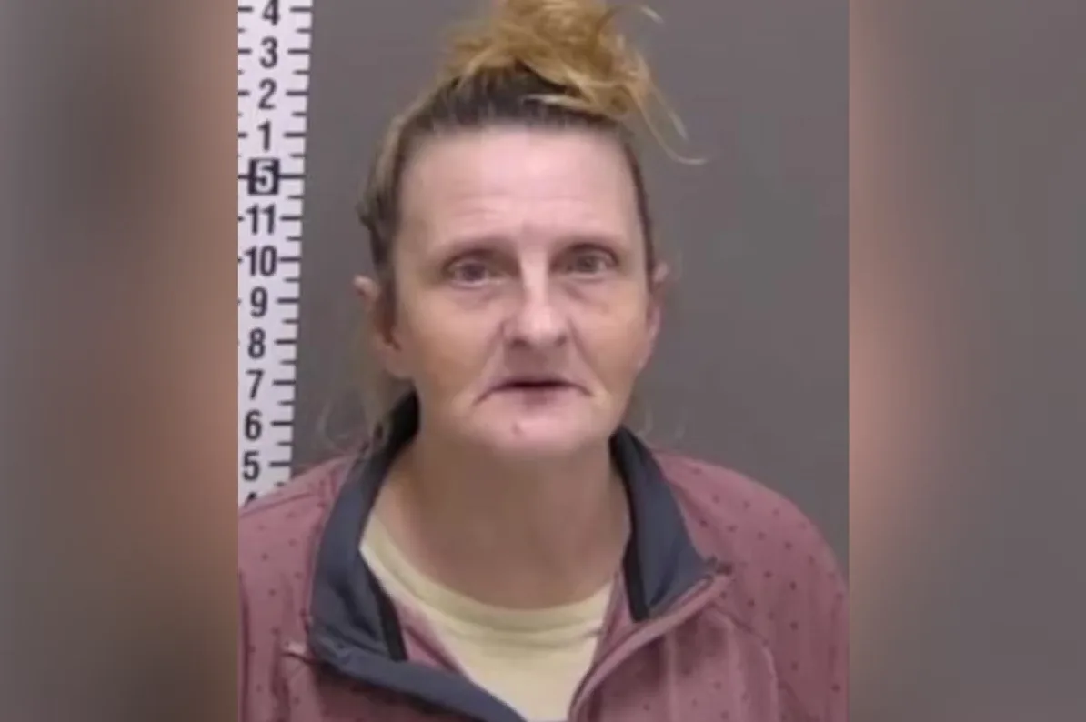 Portret uhapšene žene sa ravnalicom iza nje