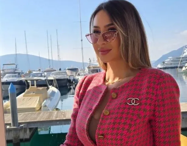 Žena u roze sako sa Chanel brošem, na jahtama