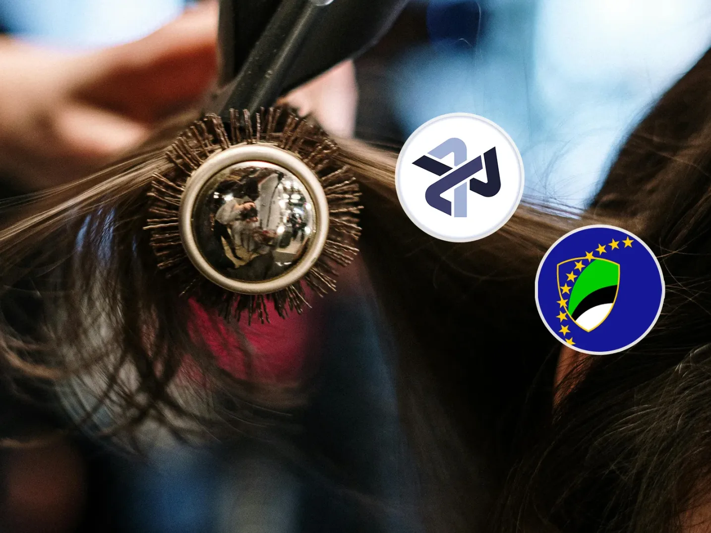 Frizura u toku oblikovanja sa okruglom četkom i fenom, uz prisustvo dva kružna loga: jedan sa stilizovanim plavim simbolom i drugi sa zastavom Kosova.