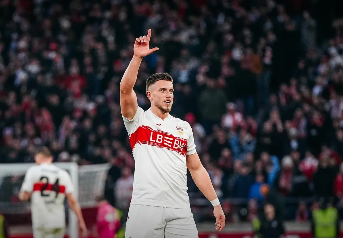 Fudbaler VfB Stuttgart Serhou Guirassy proslavlja gol podizanjem kažiprsta prema gore.