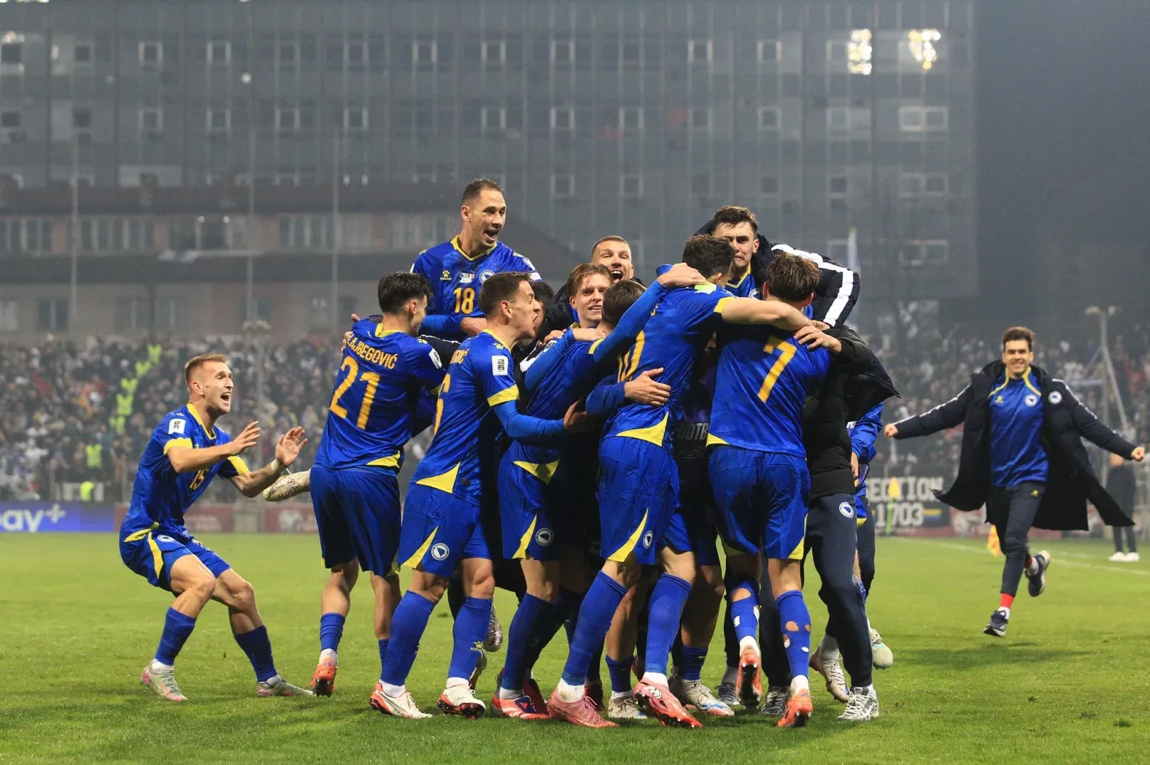 Fudbalska reprezentacija Bosne i Hercegovine slavi gol na stadionu