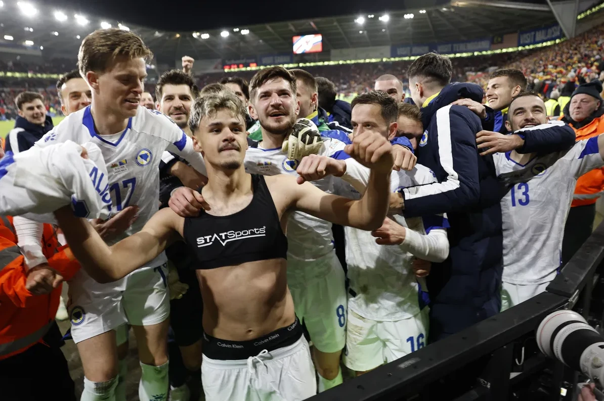 Fudbalska reprezentacija Bosne i Hercegovine slavi nakon pobjede na stadionu.
