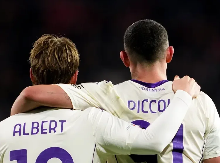 Dva fudbalera Fiorentine, Albert i Piccoli, zagrljeni na terenu.