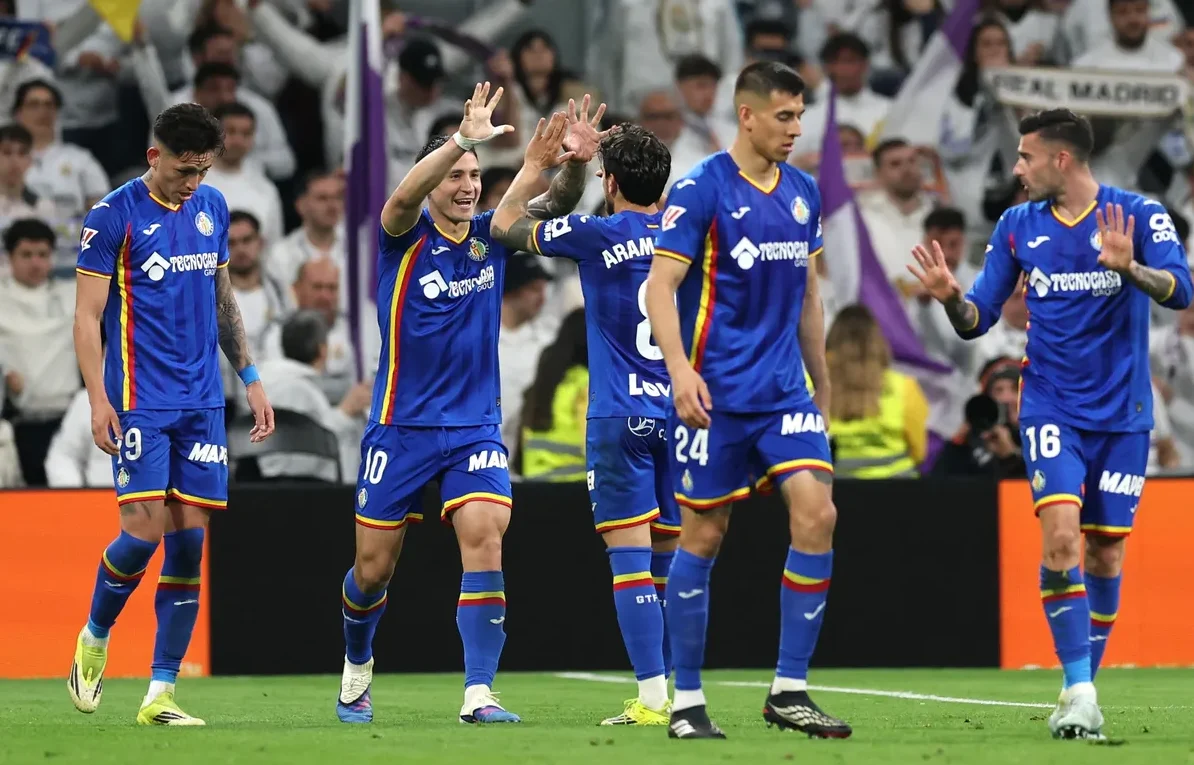 Fudbaleri Getafea u plavim dresovima slave na terenu.