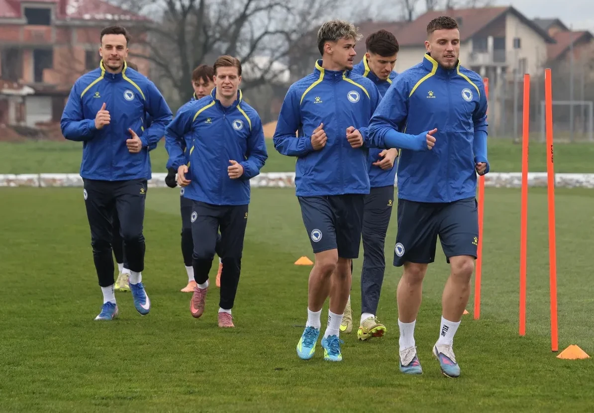 Fudbalski tim na treningu u plavim dresovima