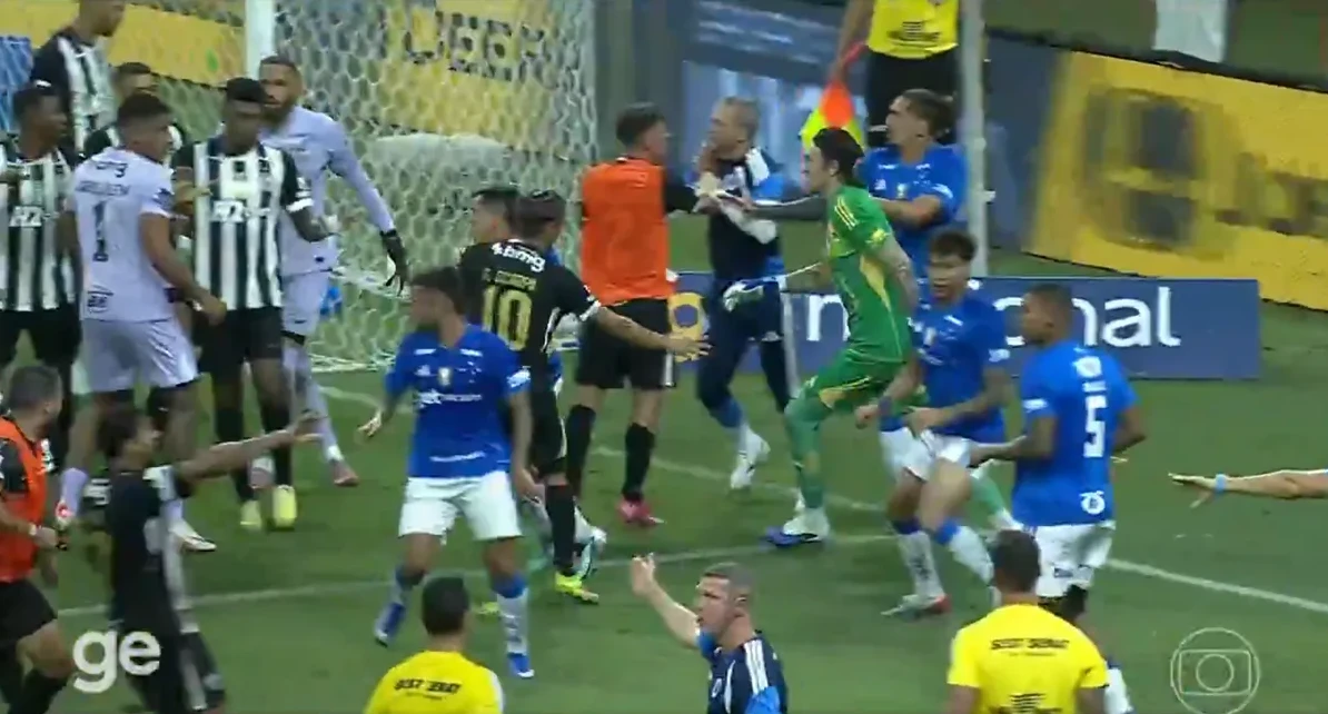 Fudbaleri u crno-bijelim i plavim dresovima su u sukobu na zelenom travnjaku tokom fudbalske utakmice.