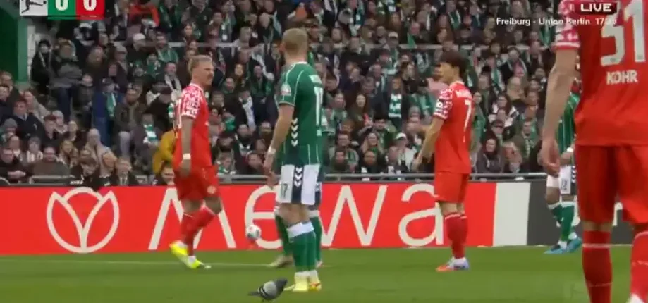 Fudbaleri u crvenim i zelenim dresovima na terenu tokom utakmice Freiburg - Union Berlin.