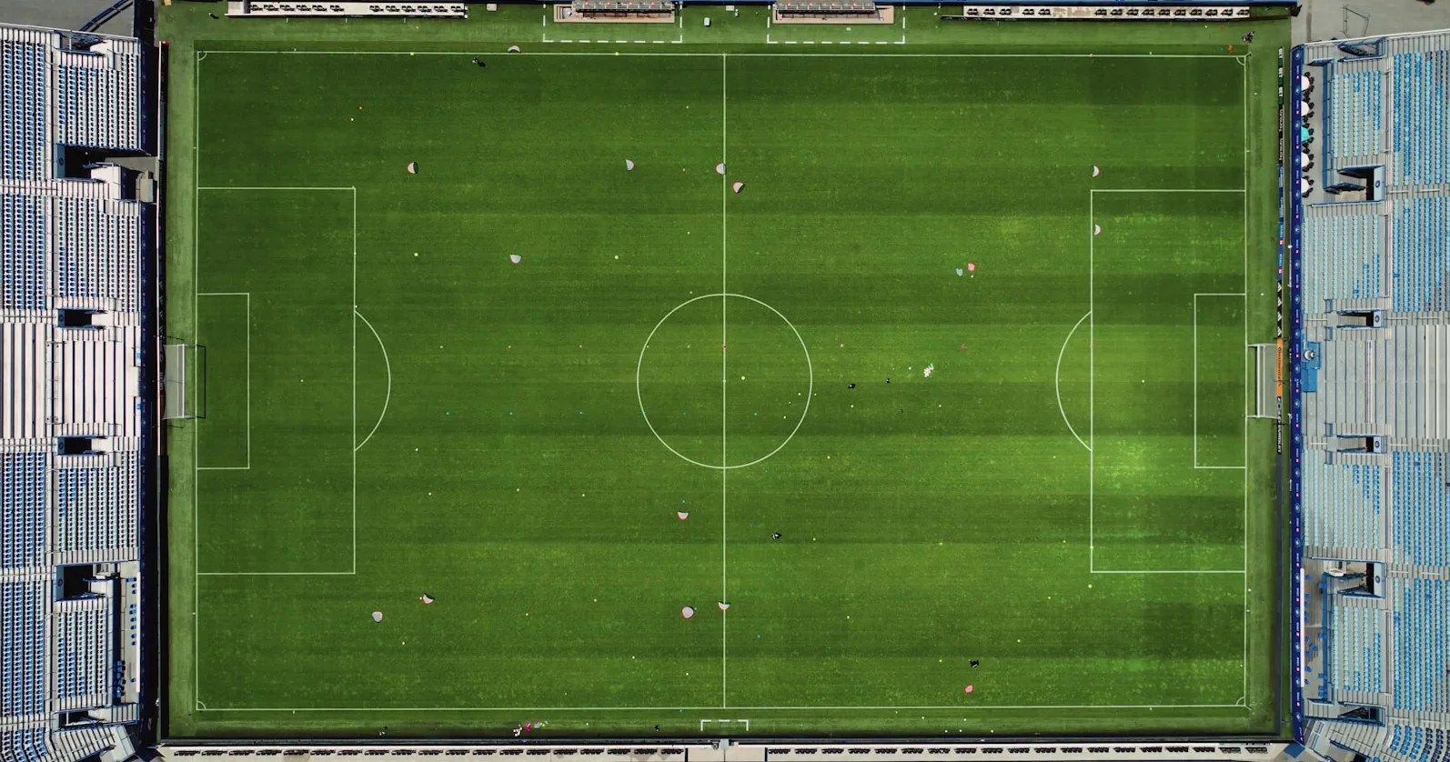 Ptičija perspektiva fudbalskog terena sa tribinama