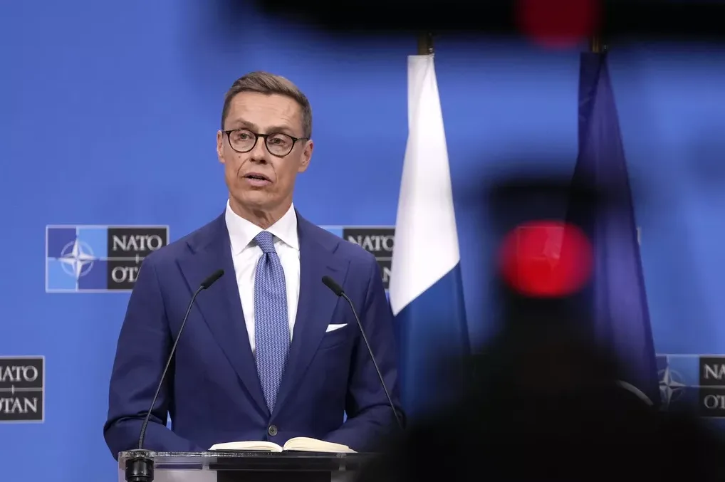 Ministar vanjskih poslova Finske Peka Havisto govori za govornicom ispred zastave NATO-a i Finske.