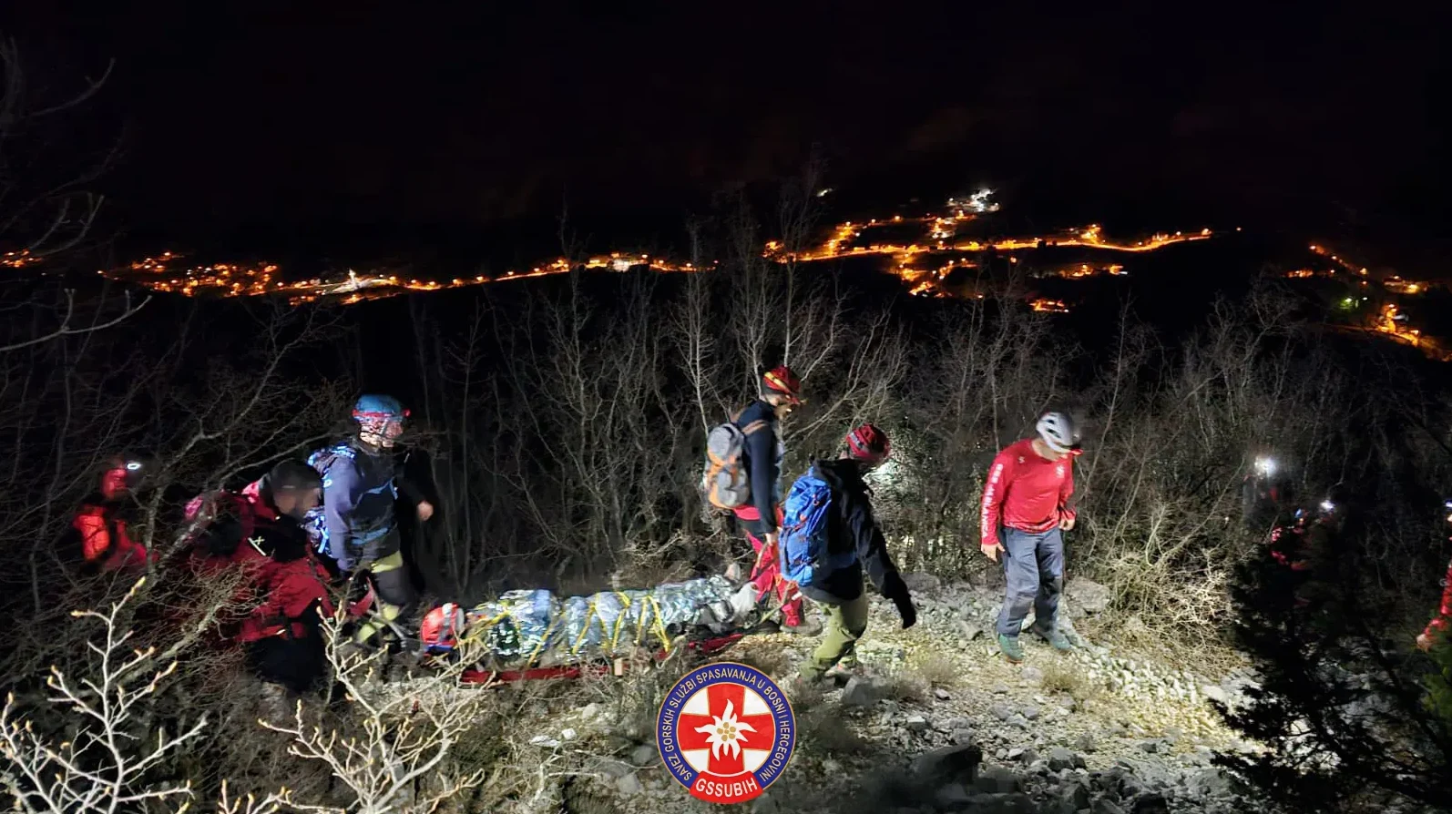 Gorski spasioci u noćnoj akciji transportuju povrijeđenu osobu