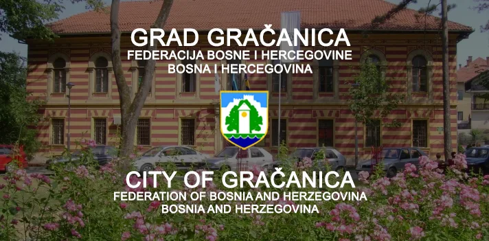 Grb grada Gračanice sa natpisom "City of Gračanica", "Federation of Bosnia and Herzegovina" i "Bosnia and Herzegovina" ispisanim na engleskom i bosanskom jeziku.