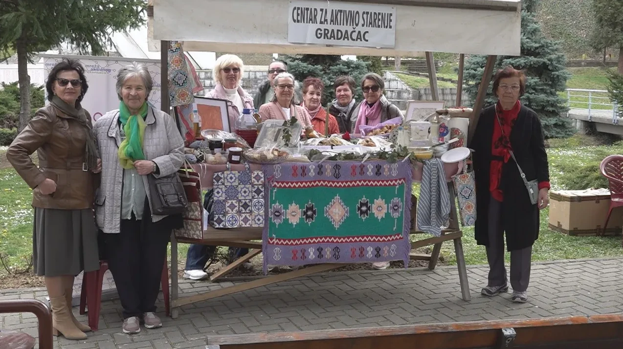 Grupa žena ispred tezge Centra za aktivno starenje Graadačac