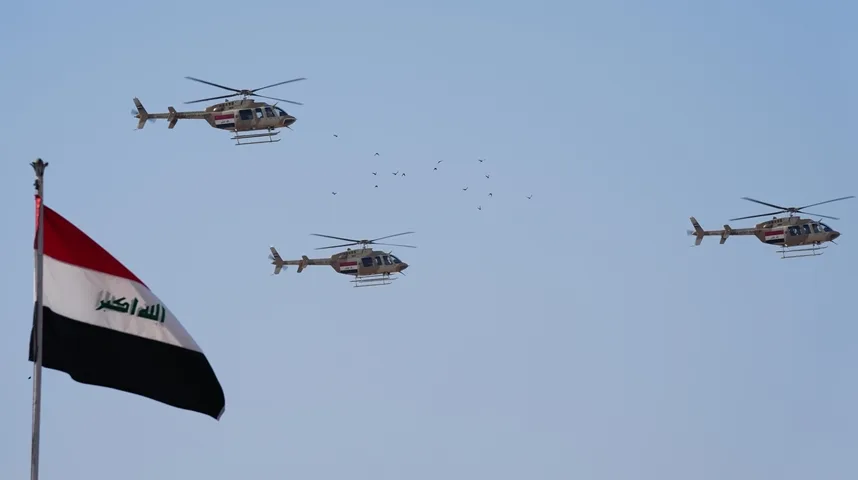 Helikopteri Bell 407 u letu iznad Iraka sa irackom zastavom.