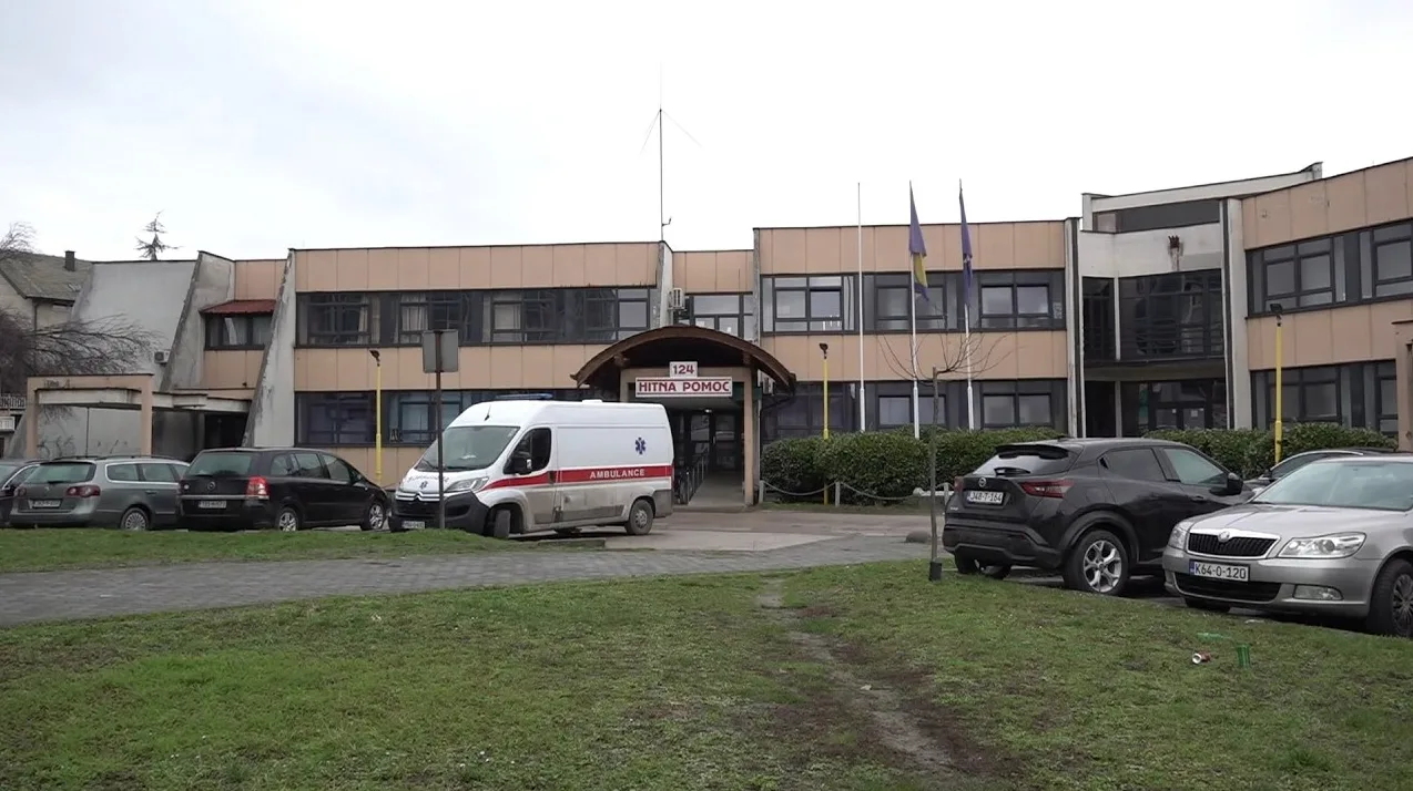 Hitna pomoć zgrada sa vozilom hitne pomoći ispred.