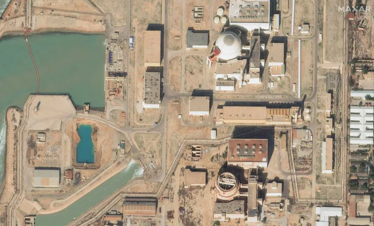 Satenski snimak industrijskog postrojenja sa vodenim površinama i raznim građevinama.