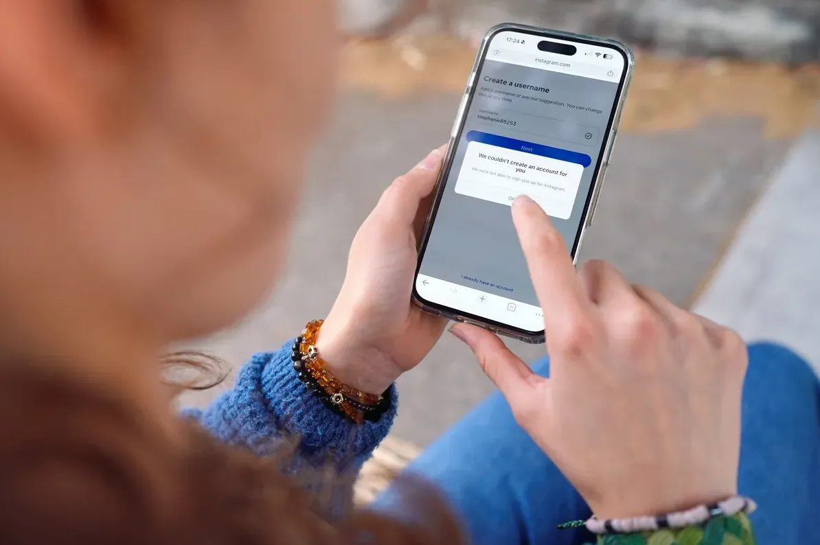 Osoba koja koristi pametni telefon i pokušava kreirati nalog na Instagramu, ali nailazi na grešku.